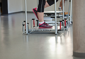 Die Füße einer Patientin auf einem Trainingsgerät.